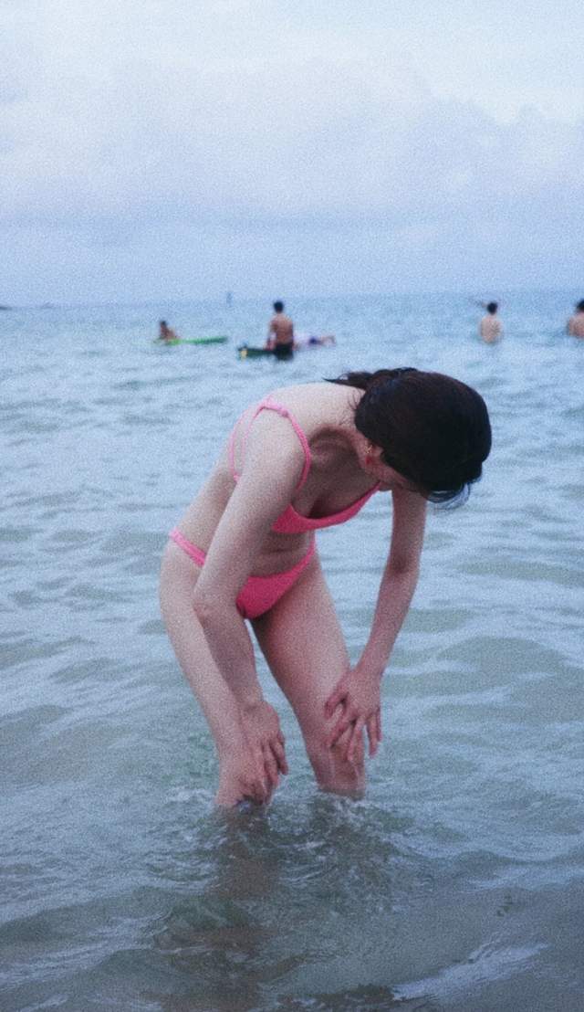 三轮车|李梦海边穿泳衣骑三轮车,无惧镜头素颜出镜,肚子赘肉被夸太真实