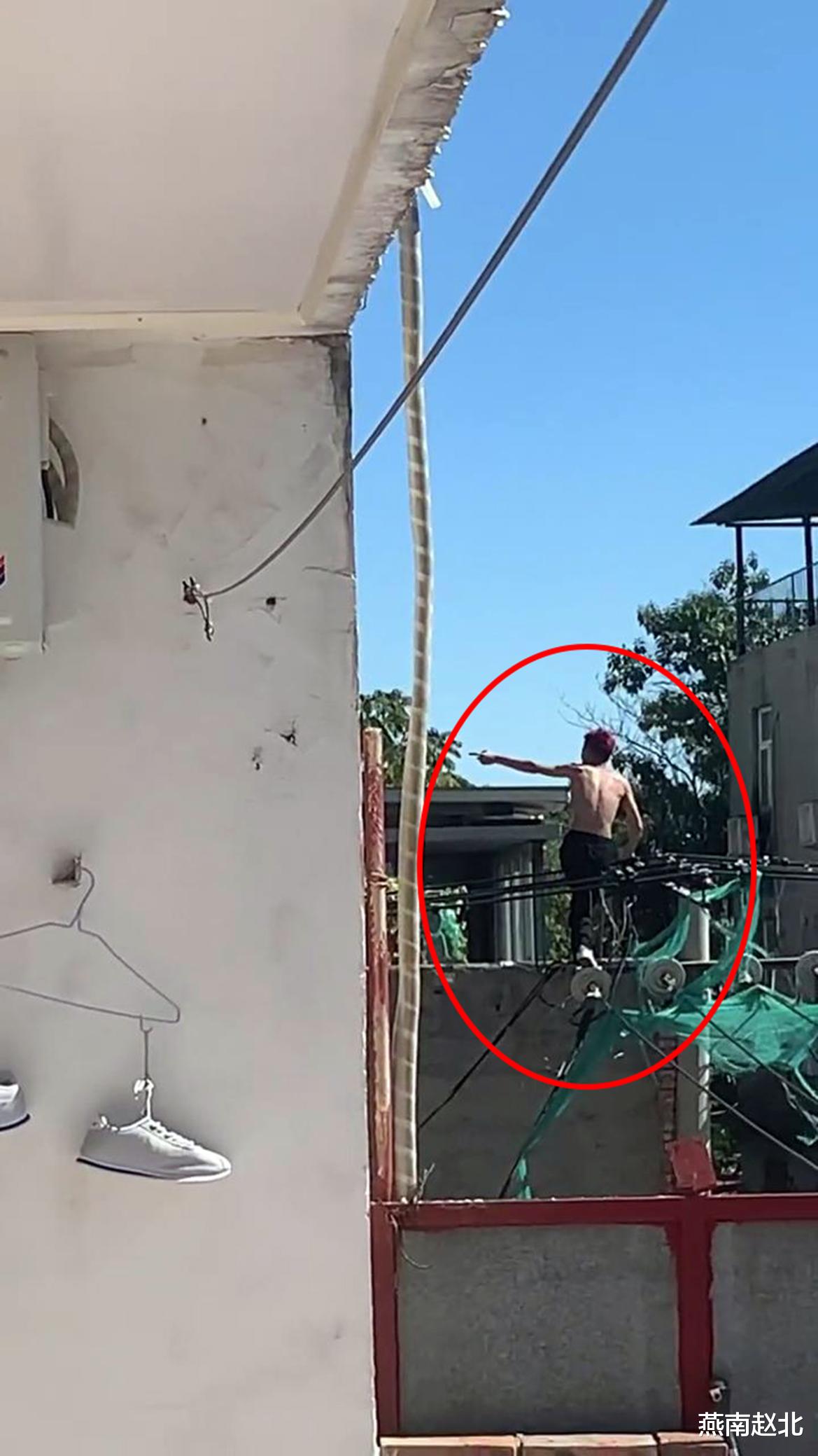 保定一赤膊男站六楼空调位乱抛物,另一赤膊男爬电线杆顶上喊叫