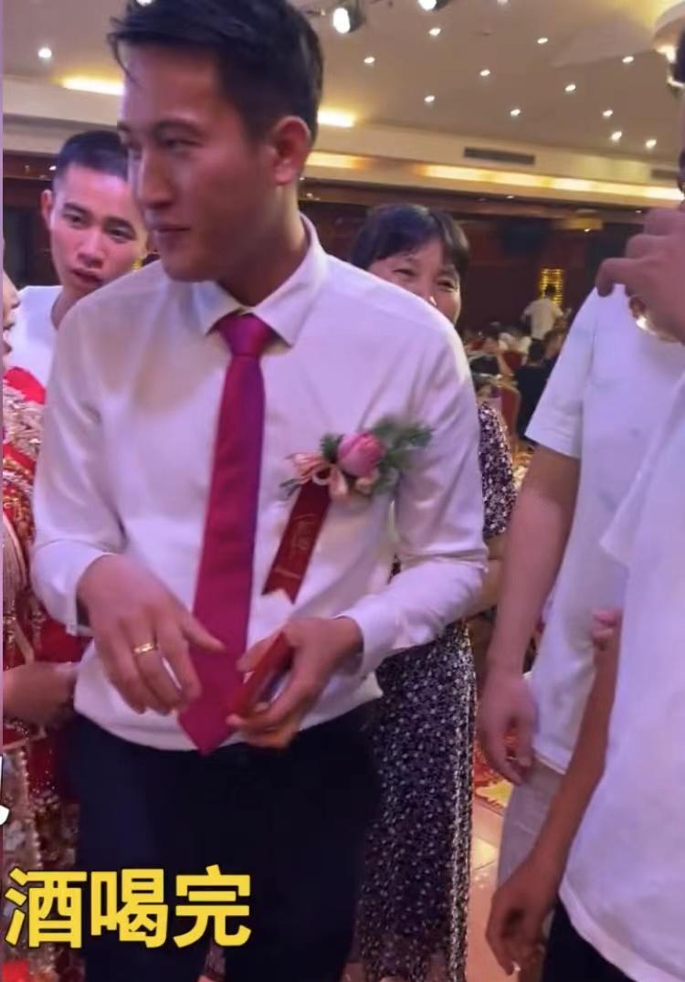 婚礼现场新郎被灌酒,新娘心疼将酒端走,随后丈母娘一个举动亮了