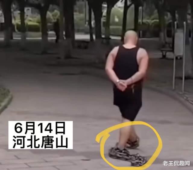 男子戴着脚镣每天在小区走动,脚镣声吵得居民睡不着,敢怒不敢言