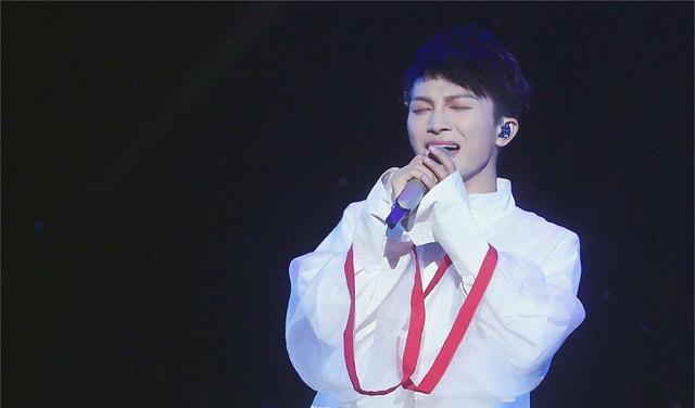 周深|周深，不要捂小羊的耳朵，你这个童话里向光而行的人