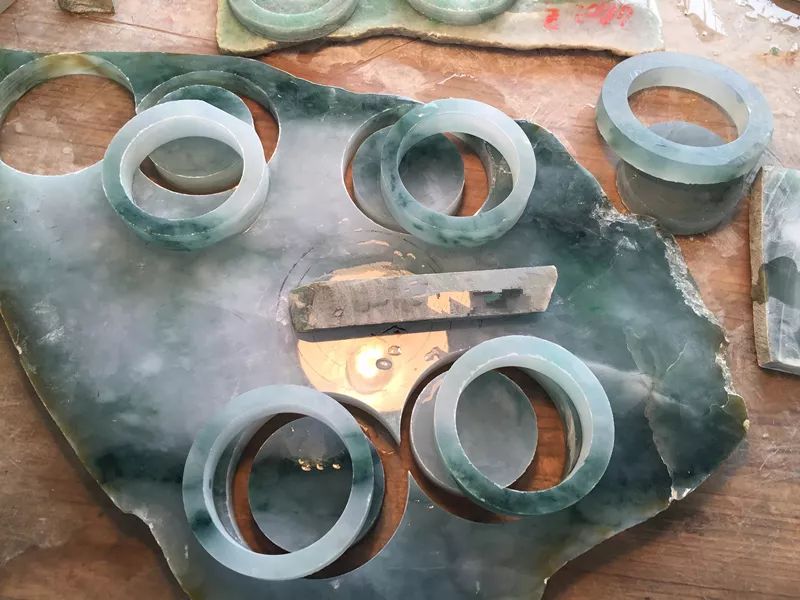 翡翠|男子4万拿下的翡翠原石,切出13只冰种手镯卖家眼都直了!