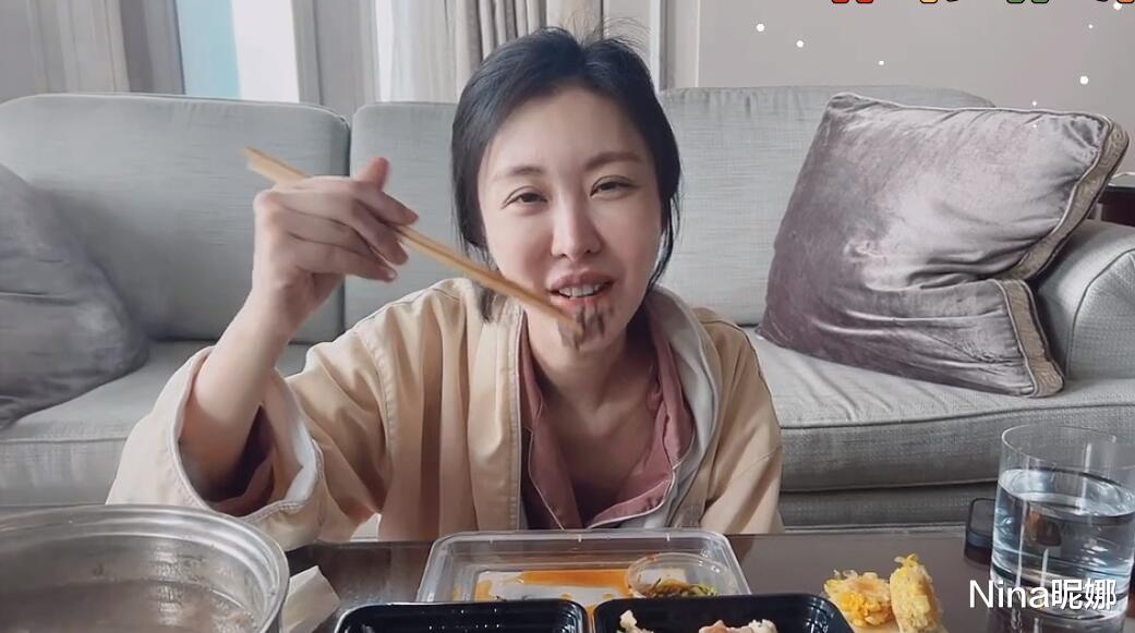 田朴珺|不愧是王的女人!田朴珺穿睡衣睡袍地上吃火锅太豪横,素颜科技脸快认不出