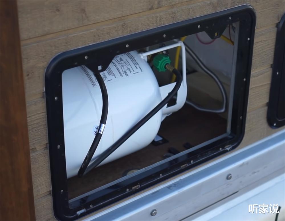 一位木工为过“水上生活”,亲手建起18㎡船屋,虽是蜗居却太舒适