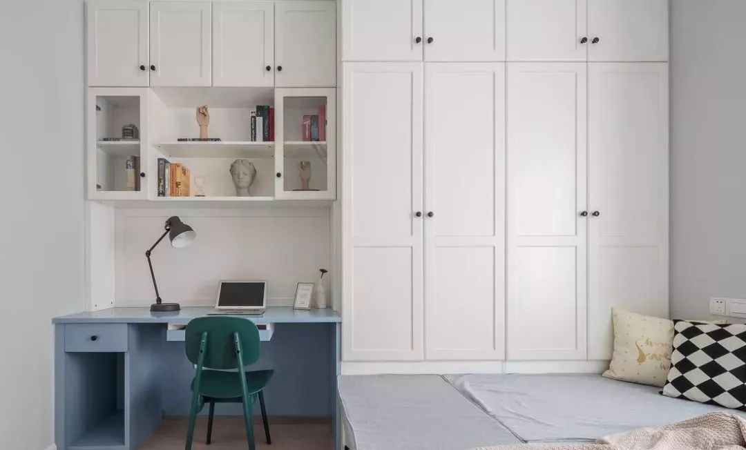 小户型的次卧还是做个榻榻米更实用,收纳多又很好看