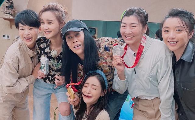 浪姐3|“浪姐3”抛下磨皮滤镜，卡粉、痘痘全出现，女星的真实肤质曝光