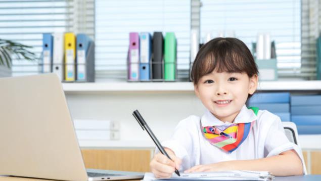 江西一地发布停课通知，中小学生全面暂停线下教学，家长感到困扰