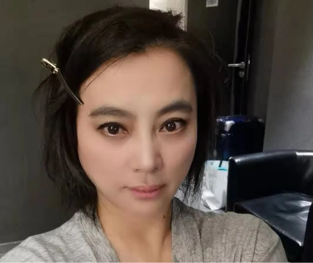 刘亦菲|李玲玉唱着“甜歌”,过着 咸苦人生,因离婚抑郁,嫁老外分居11年