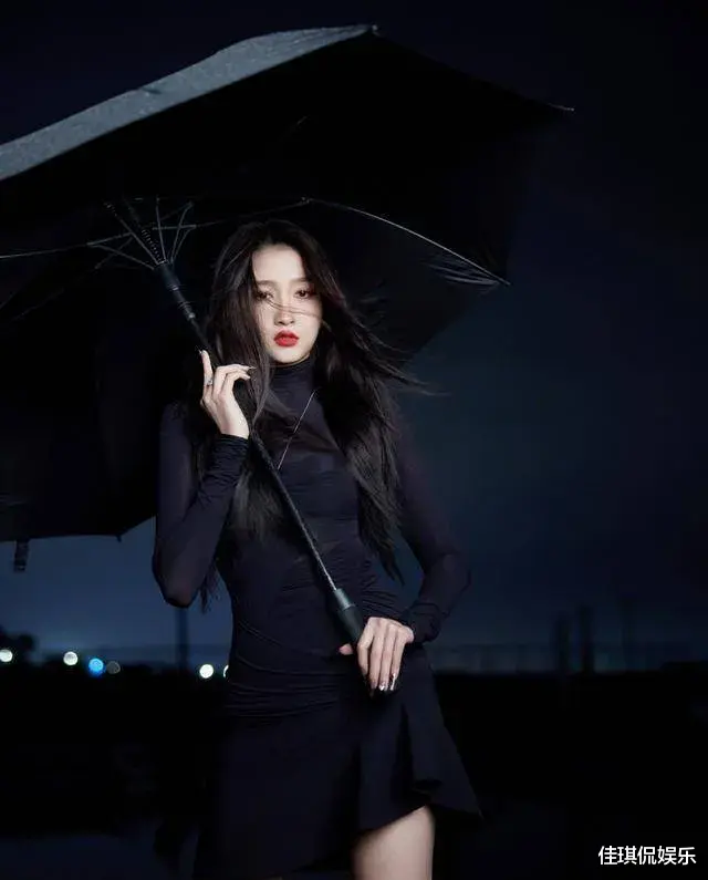 关晓彤|关晓彤穿紧身裙秀大长腿，红唇黑裙，路边撑伞化身暗夜使者