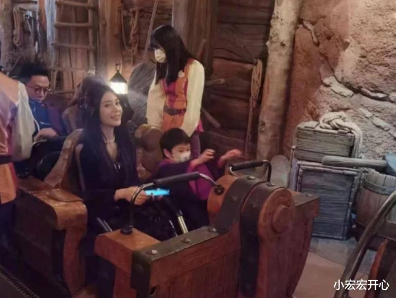 杨子姗|网友偶遇AngelaBaby带小海绵买衣服,感叹“Baby”太漂亮了!