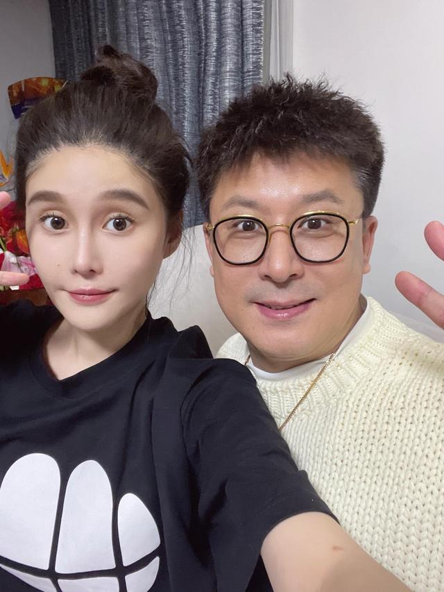 马丽娟|赵本山新年全家福曝光,爱妻马丽娟减肥30斤后显骨感!