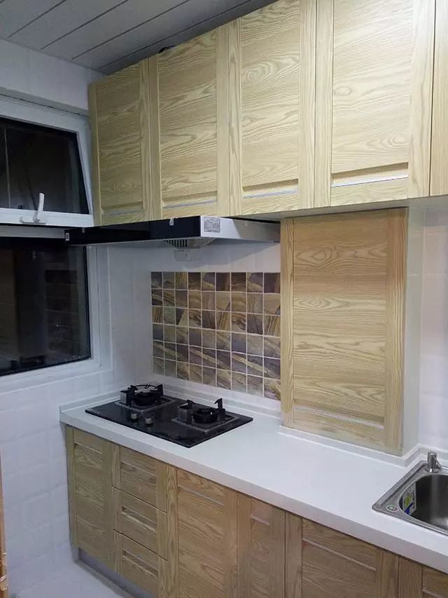 客厅留出一半空间，做了个榻榻米，45㎡的房子多出一个房间！