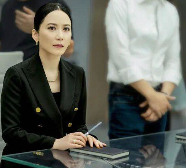 穿衣搭配|袁泉俞飞鸿新剧里“神仙打架”，职场穿搭优雅高级，气质难分上下