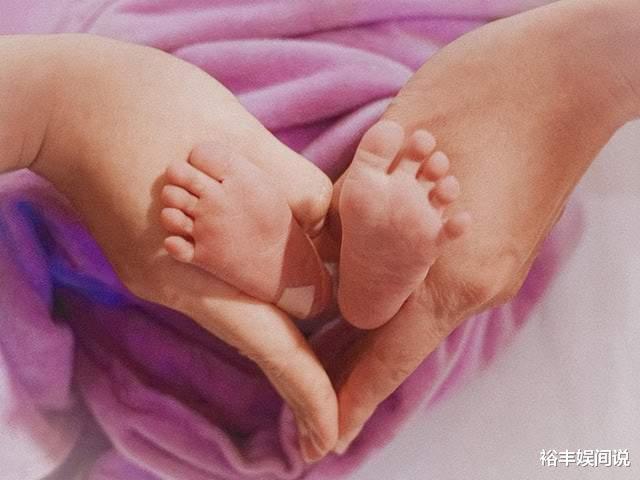 郑俊弘|恭喜！郑俊弘何雁诗官宣产子喜讯，公开生产过程：盆骨就快撕裂