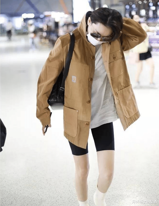 肠胃 紧身短裤搭配咖啡色外套,张馨予的短发魅力,网友:有气质!