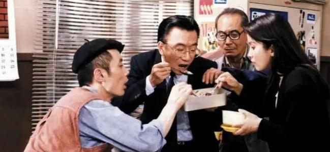 侯耀华|侯耀华给侯耀文徒弟的父母送钱，直言：老年人手里有钱心里踏实