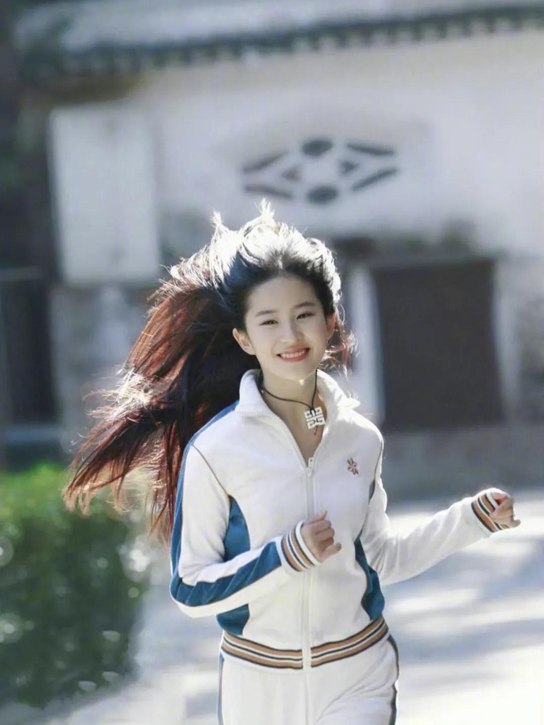 黄圣依 9位花旦离开P图差距就出来了，黄圣依女生男相，刘亦菲险胜