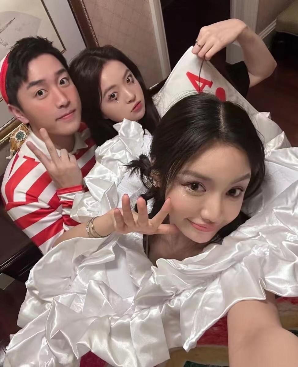 王文也|华谊千金王文也疑有新恋情，紧躺对方怀里娇羞动人，男方高大帅气