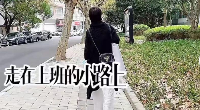 张天爱|50岁袁立身材发福模样大变，坐公交吃路边摊，与三婚老公生活甜蜜