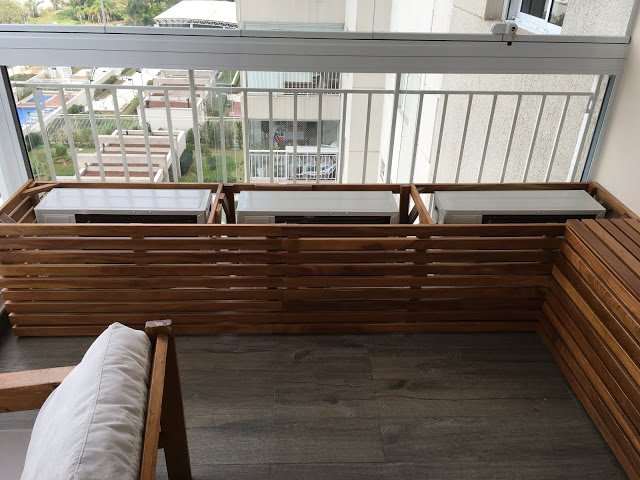 从邻居家学到的设计，阳台外侧打一排矮柜，增加收纳又能很好美化