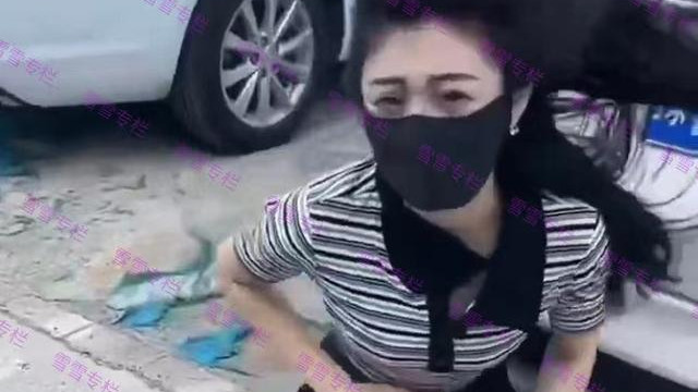 女子担心裙子被风掀起来，蹲在路边，男子误以为她脚疼上前询问