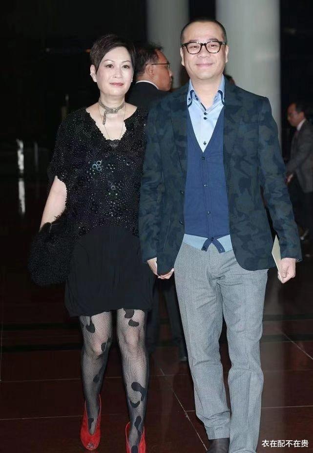 欧阳震华老婆太另类，印花丝袜配红鞋，网友：明明是阔太却像舞女