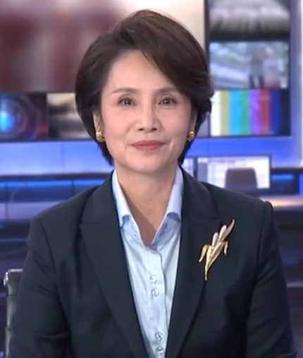 街拍|央视女主播徐俐:离婚后独自抚养孩子,再婚后儿子的举动让她泪目