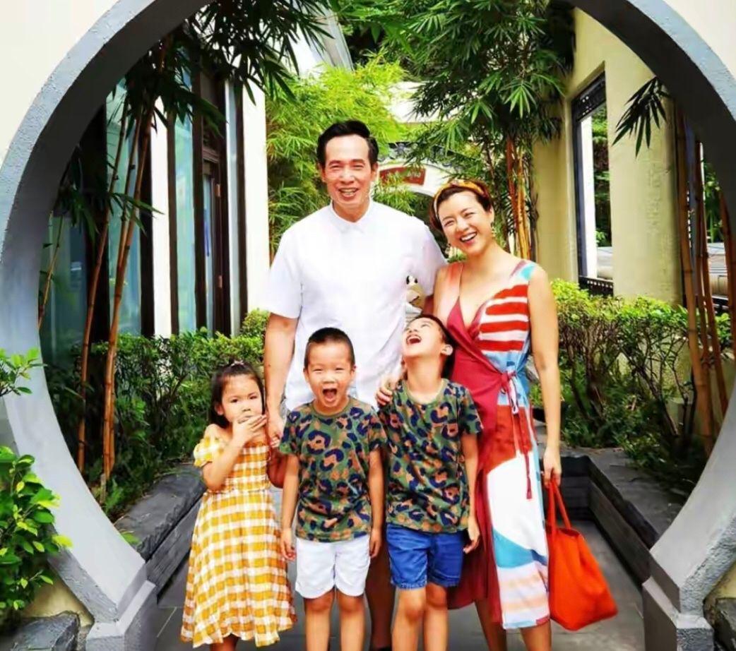 穿衣搭配|陈豪夫妇合体好恩爱，陈茵媺娃娃脸不显老，妈妈身材自然没遮掩