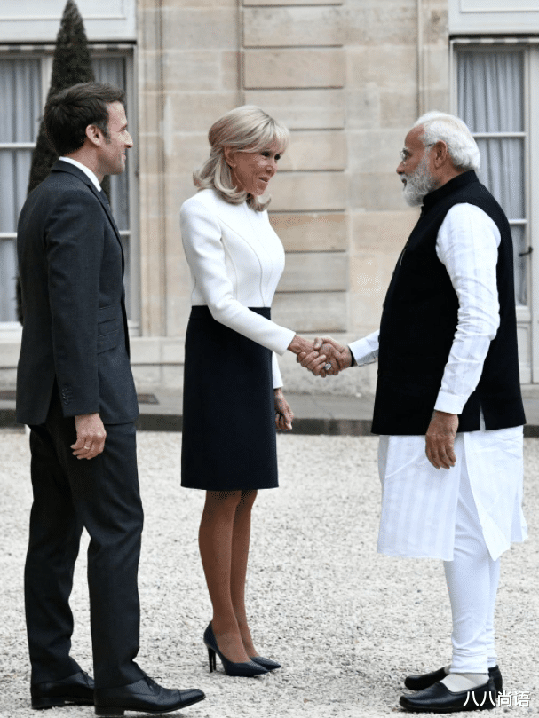 瘦身 布里吉特,一身黑白撞色裙美得恰到好处,69岁时找准发型变得年轻