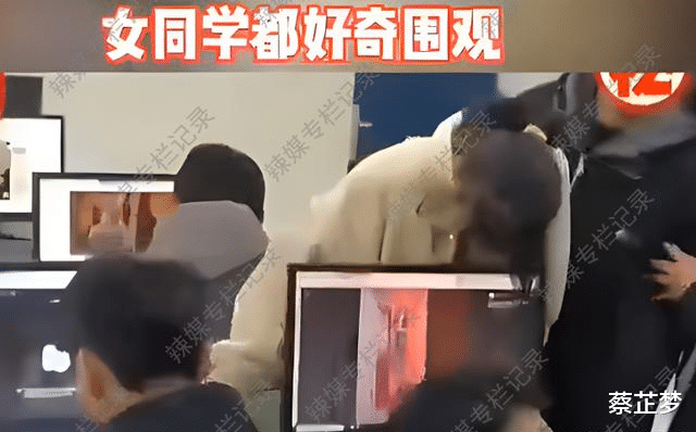 尴尬!男生电脑课堂看黑丝美女,多名女生围观,网友:我也喜欢