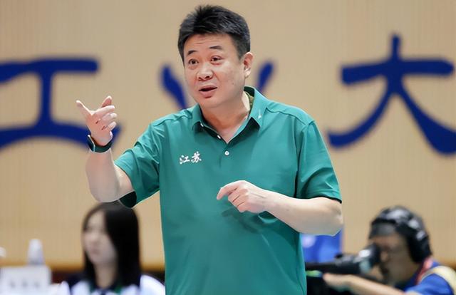|中国女排新队长尘埃落定？集训照曝光，26岁主力与领导侃侃而谈
