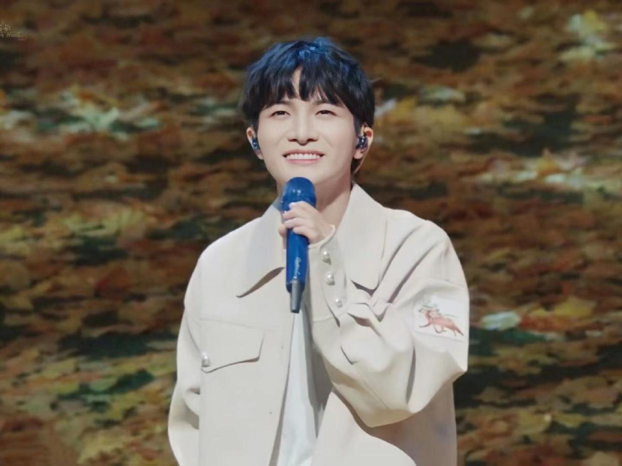 周深|周深听我说：日子大多很平凡，偶尔也会很孤单，但还好我们能相伴