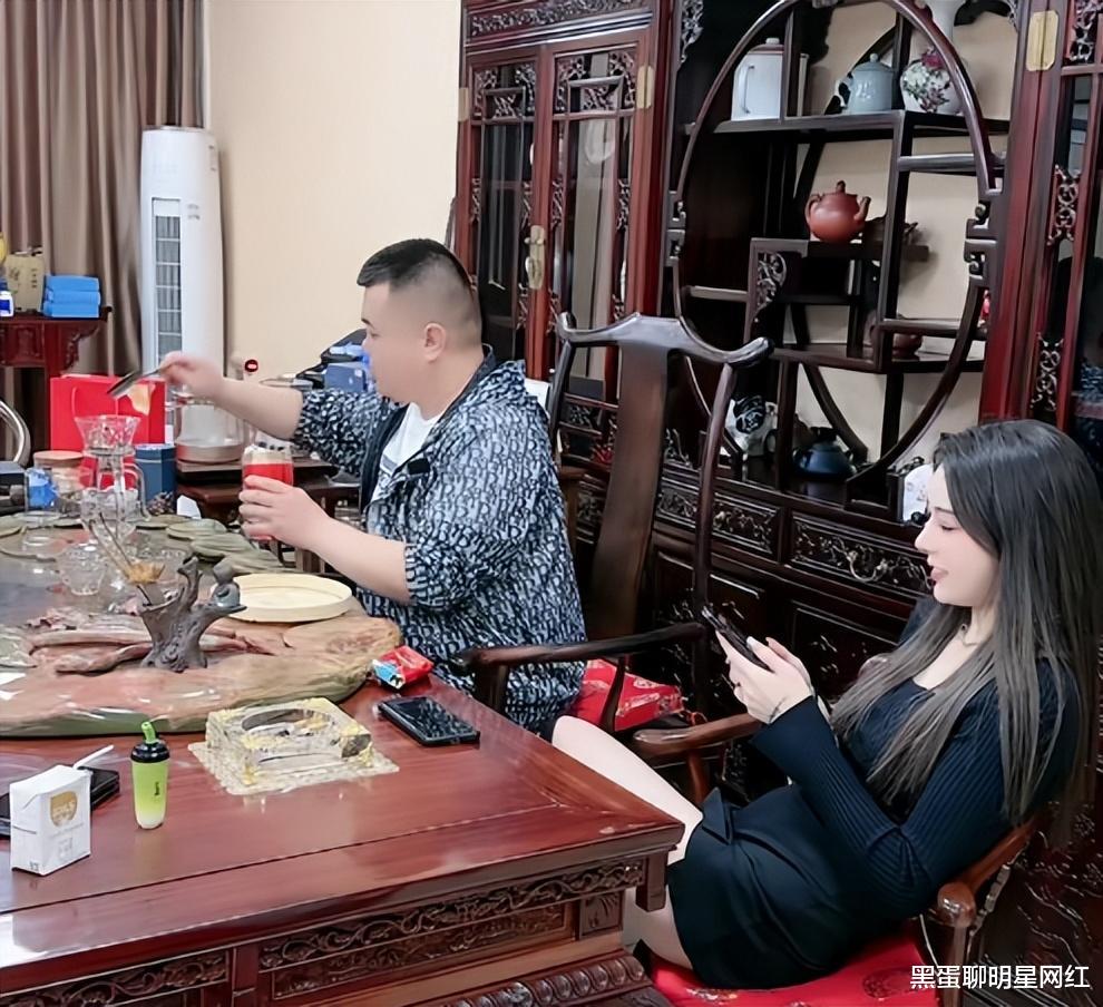 二驴好兄弟小胖,回应“假鞋”舆论,怒怼网友:买不起就穿拖鞋