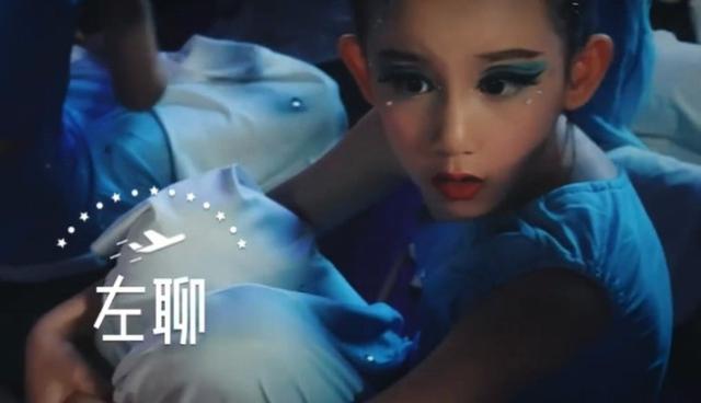 黄磊|黄磊为二女儿开始铺路！首亮相穿亲子装好温馨，多妹不逊色小童星