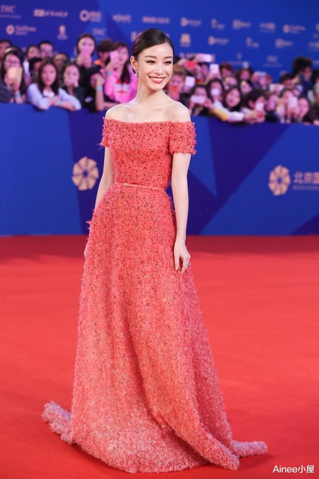 赵丽颖|赵丽颖倪妮穿同款一字肩裙,看出气质上的差别,脸型挺重要