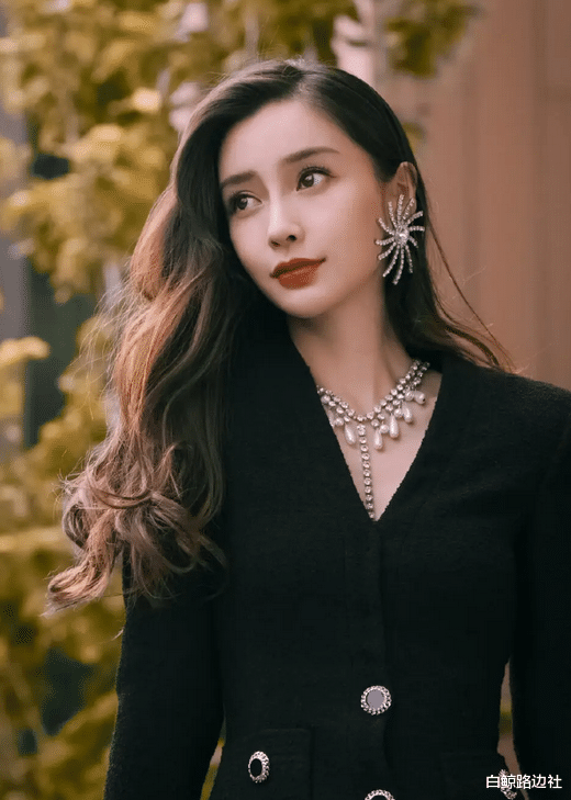 Angelababy|杨颖携儿子逛海洋乐园！5岁小海绵酷似黄晓明，3名保姆贴身照顾