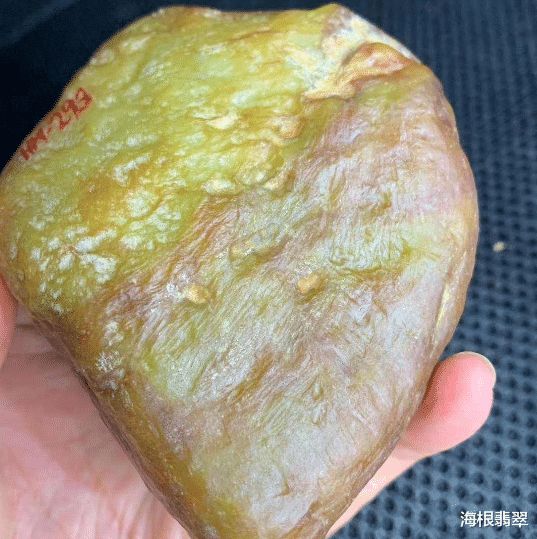 翡翠|翠友1万8入手一块丑料子，开窗竟“一片春色”，最终成品让他心满意足！