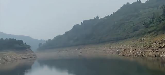 贵州|吃饭全靠钓!贵州男子钓鱼被困回不了家,直接开启了“荒野求生”