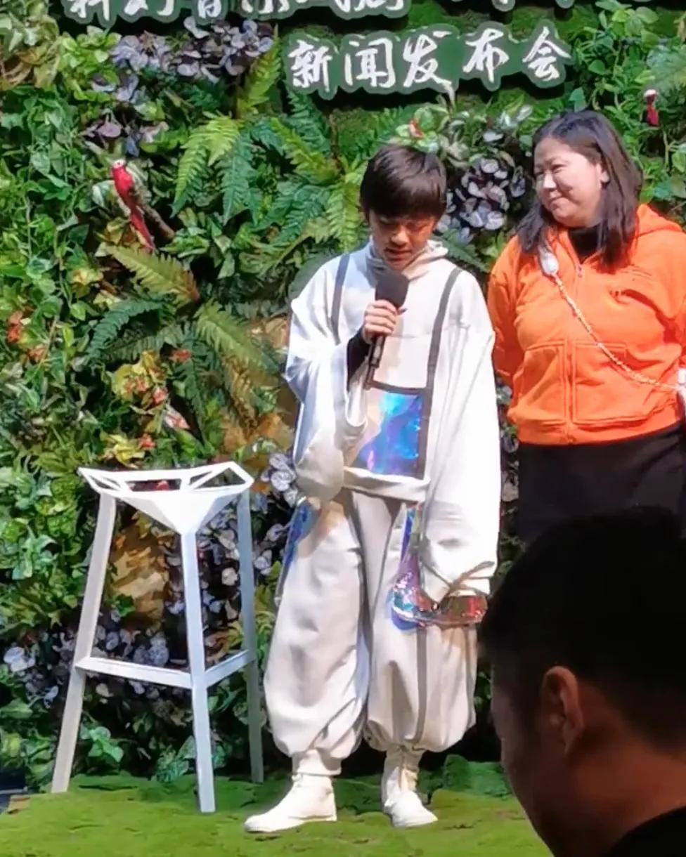 霓娜|刘烨俩儿女出席戏剧发布会,12岁诺一帅气如王子,霓娜漂亮有气质