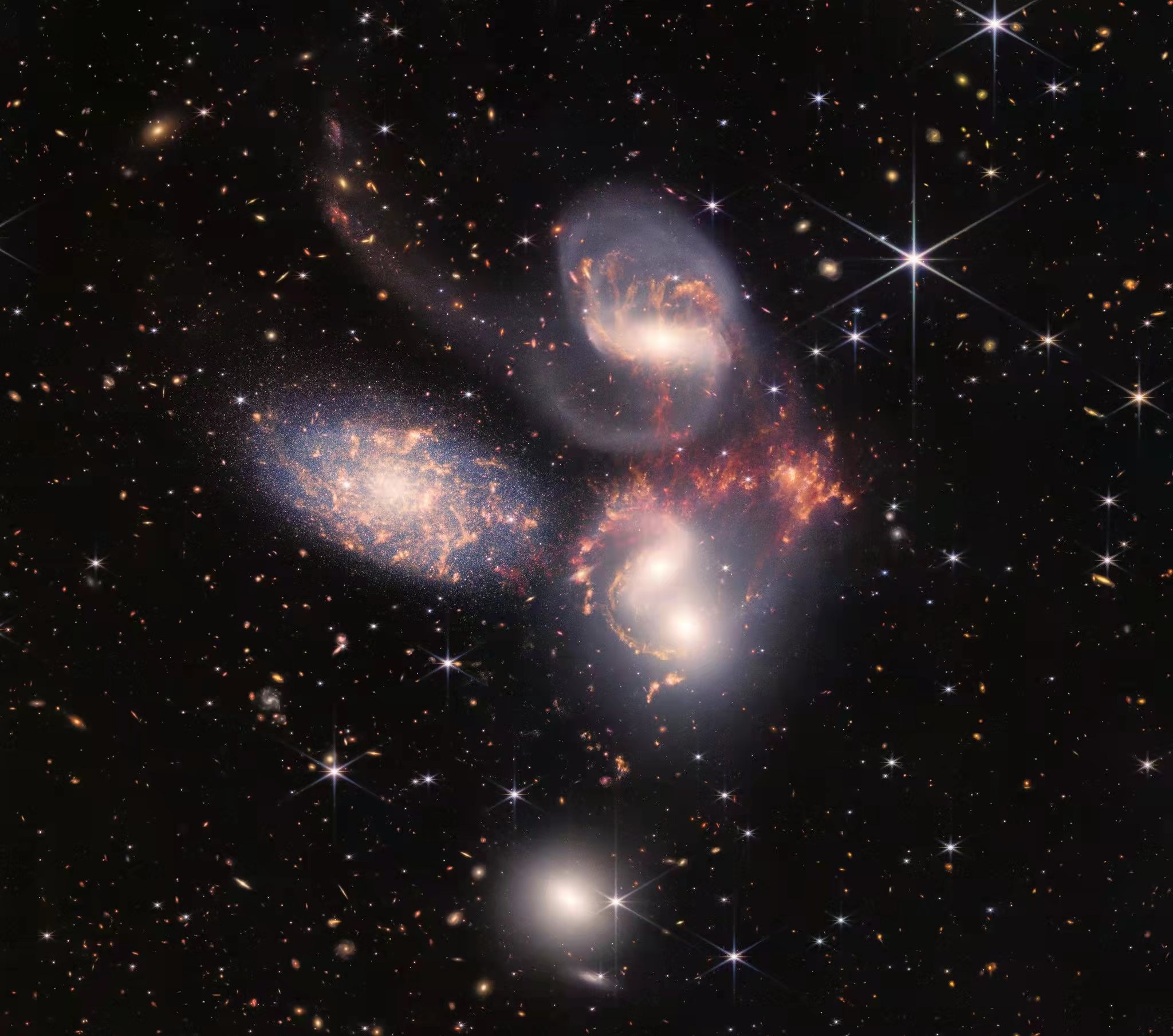 发现“虫洞”了？韦伯望远镜又出M74星系图片，看起来像星际之门