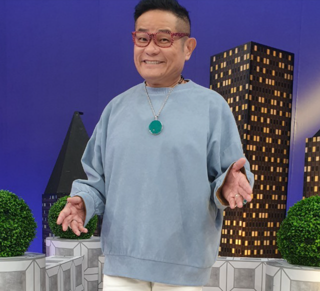 许效舜|59岁男星娶小24岁娇妻，自认运气好，女方想拼三胎男方担惊受怕