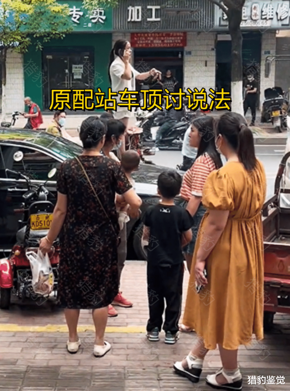 我不会放过你!安徽男子带儿子和小三约会,原配站车顶上激动大喊