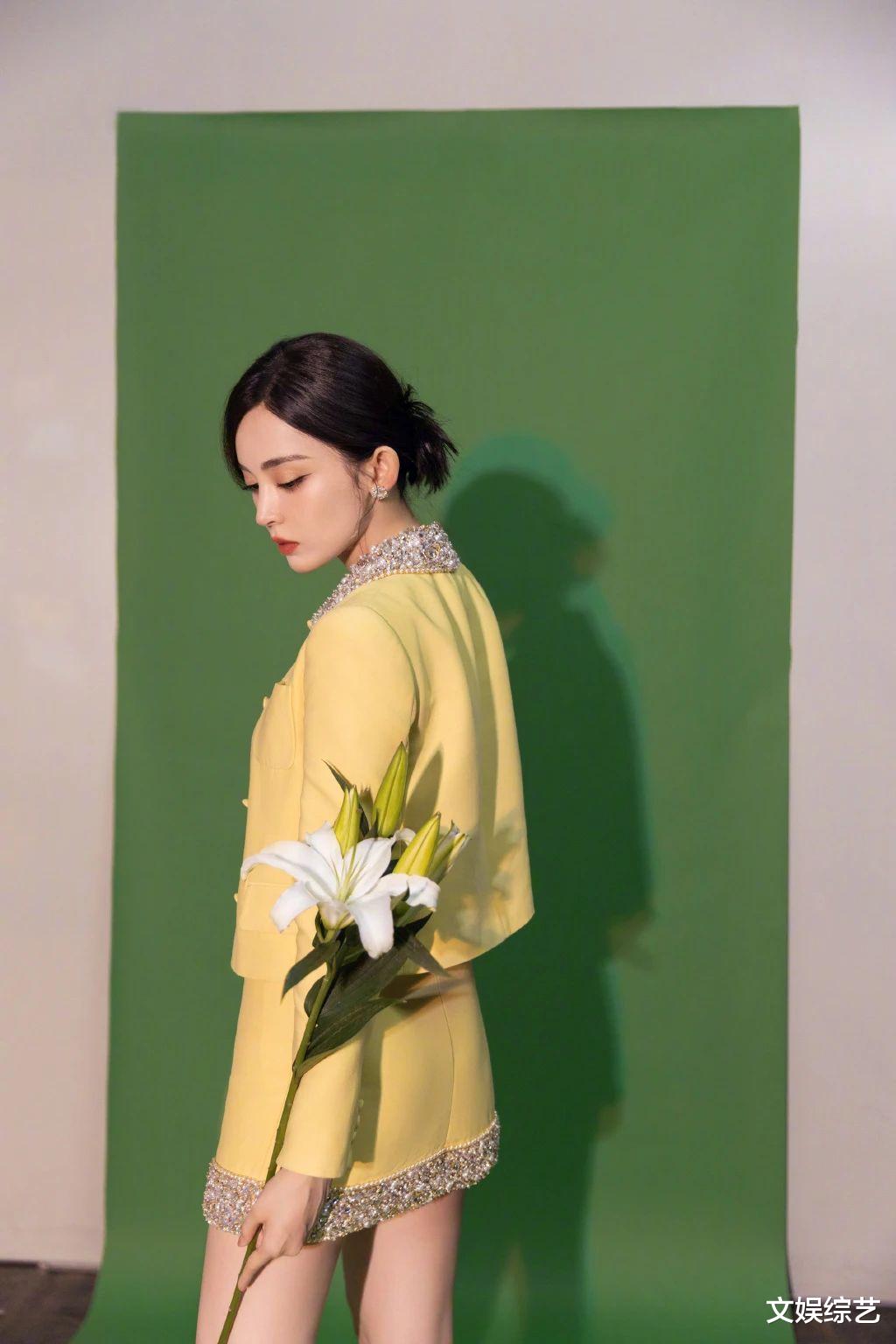 古力娜扎|古力娜扎晒出一组美照，性感妩媚的身材曲线，让网友为之羡慕