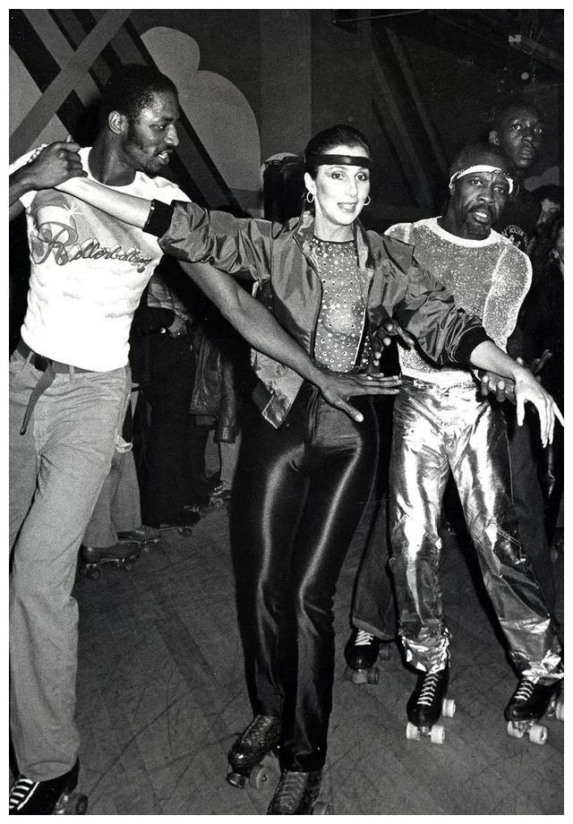 cher|小40岁！76岁顶流天后官宣与鲜肉恋情！网友吐槽：他还高攀了…