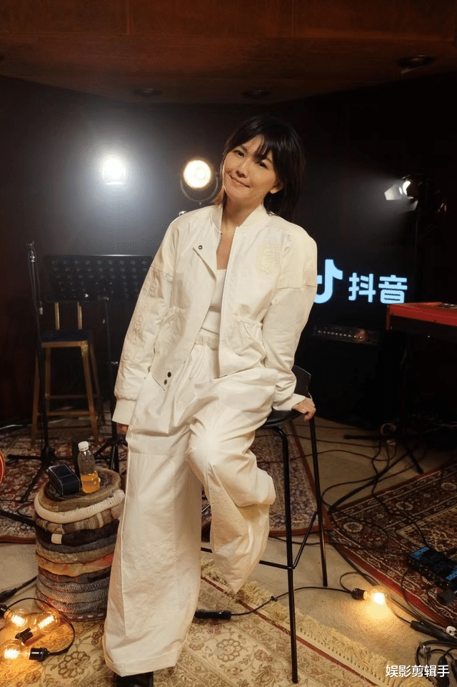 孙燕姿|孙燕姿线上开唱,累计2.4亿人观看!直播尾声时突然结束后又重启