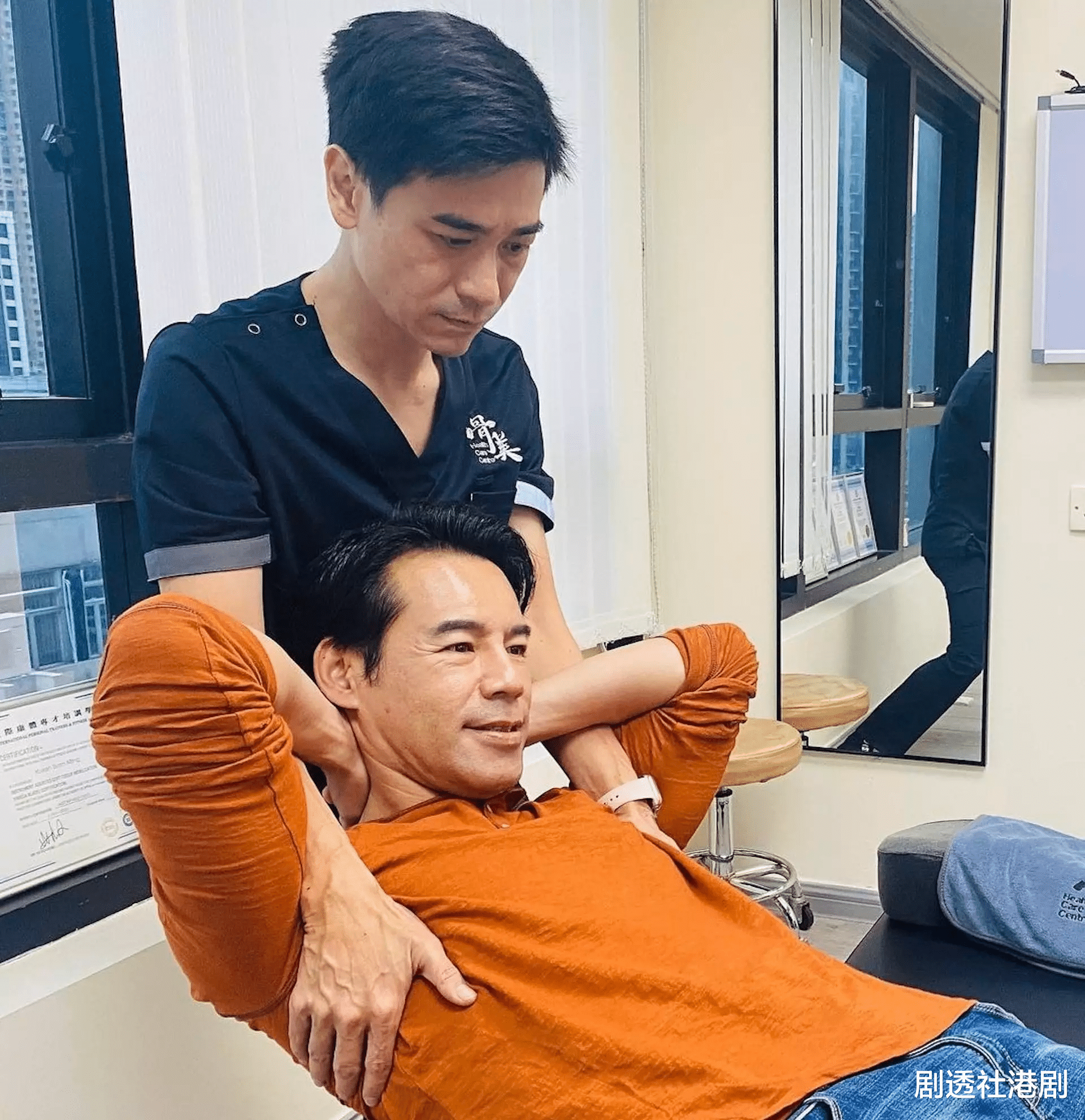 按摩|香港男星转行做按摩师！逆境下投资6位数开店，加入TVB22年不受捧
