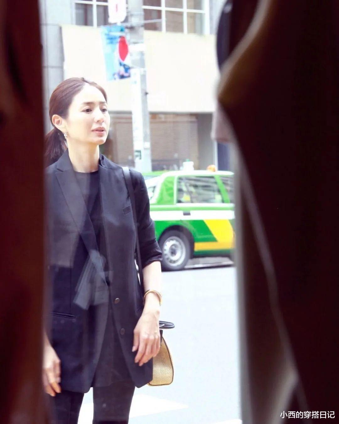 穿衣搭配 45岁的她太会穿衣服了，简约温柔优雅