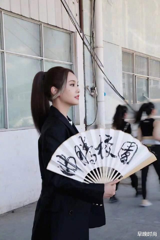 杨丞琳又“乱穿”了!大西装配“破烂”裤,网友:这是什么新时尚