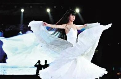 小彩旗|15岁小彩旗在春晚连转4小时,不吃不喝不上厕所,这么转的意义是什么