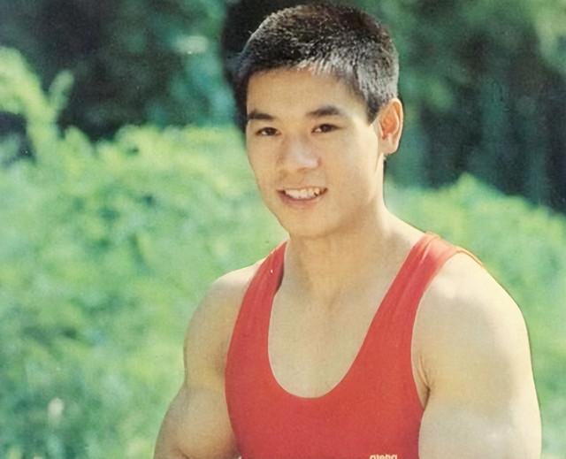 高马尾|“体操王子”李宁身价百亿,58岁头发脱落,59岁妻子仍风韵犹存!